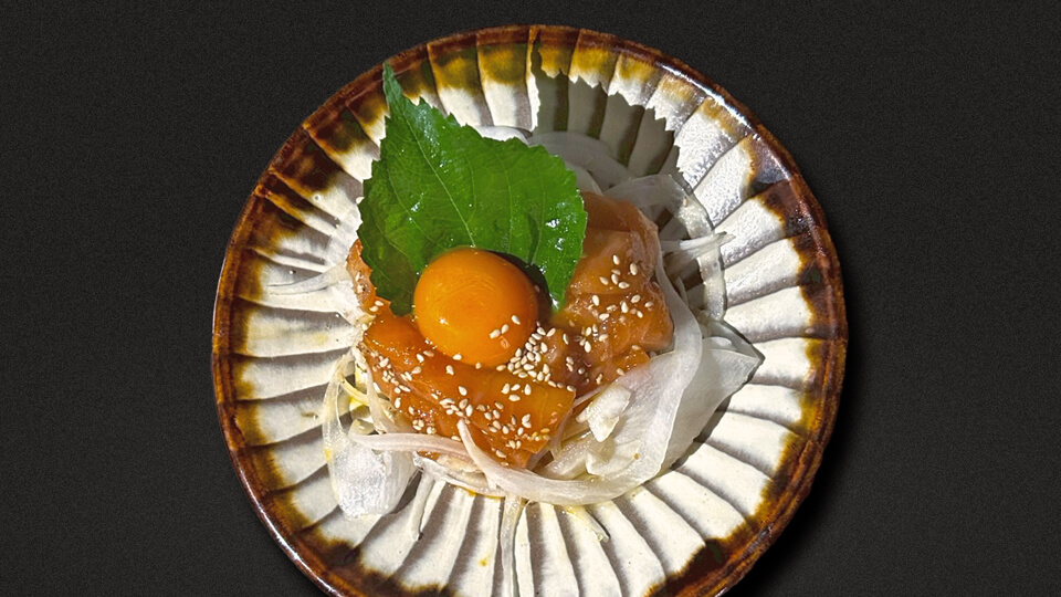 サーモンユッケ